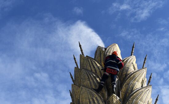  Фонтан "Золотой колос" помыли после зимы    