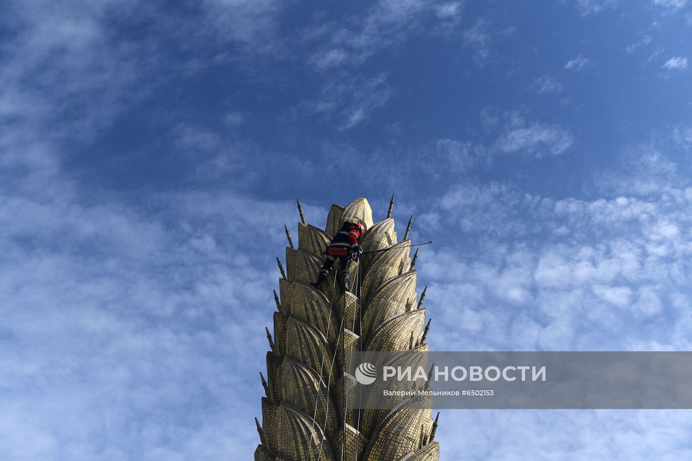 Фонтан "Золотой колос" помыли после зимы