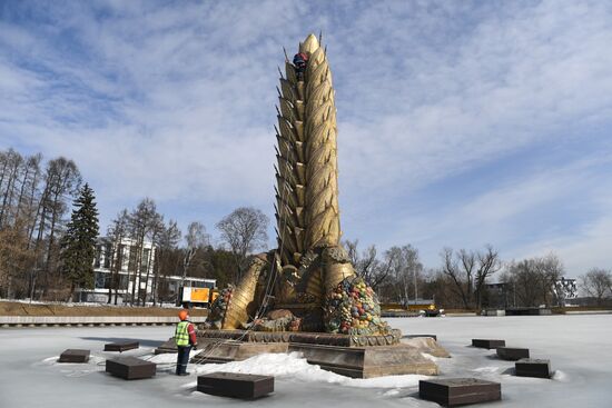  Фонтан "Золотой колос" помыли после зимы    