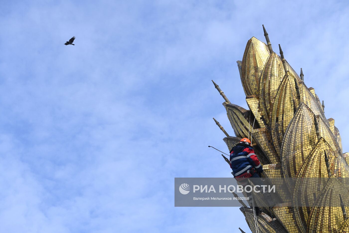  Фонтан "Золотой колос" помыли после зимы    