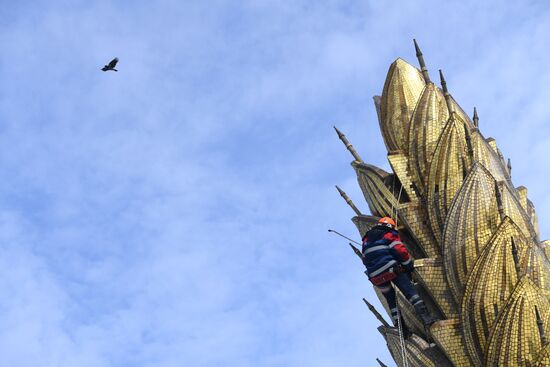  Фонтан "Золотой колос" помыли после зимы    