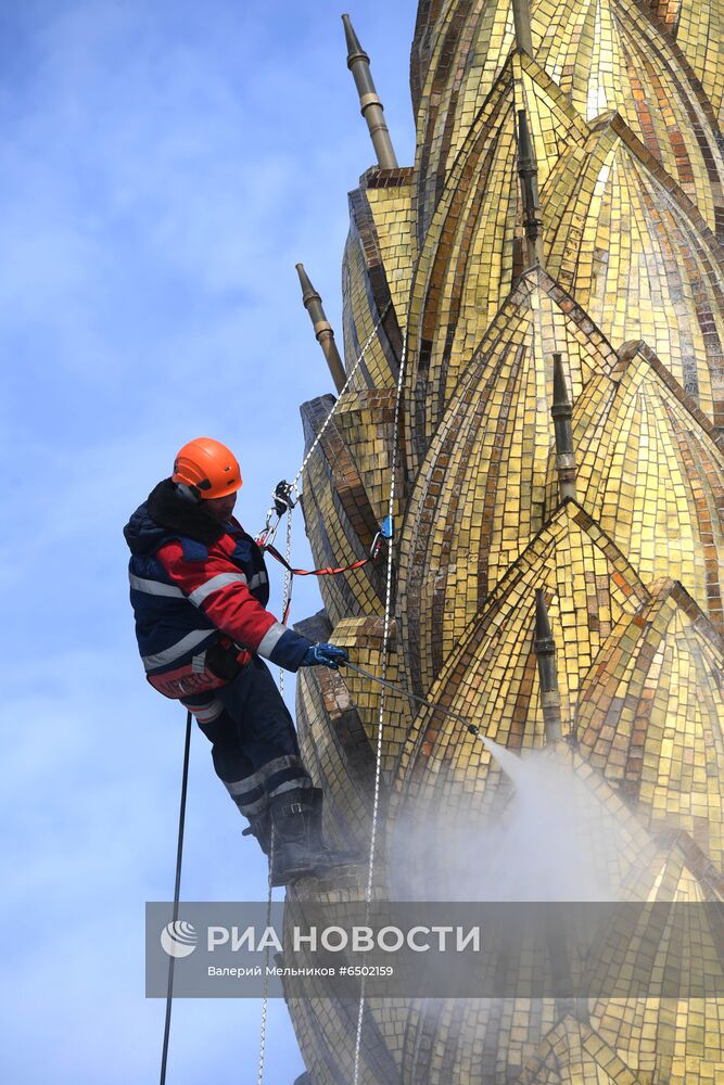  Фонтан "Золотой колос" помыли после зимы    