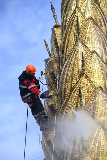  Фонтан "Золотой колос" помыли после зимы    