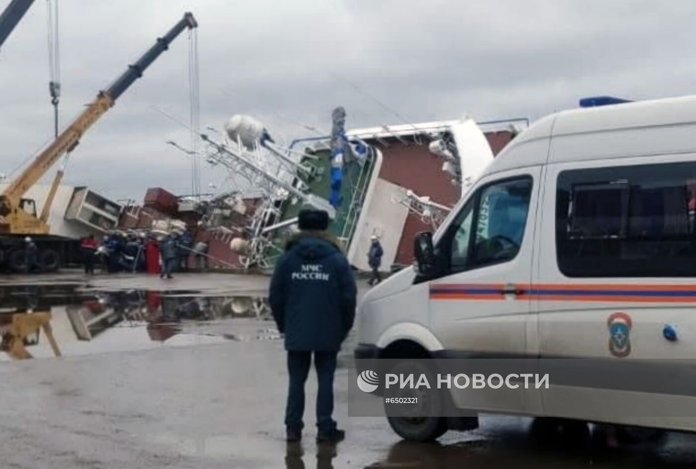 Строящееся судно накренилось на верфи "Пелла"