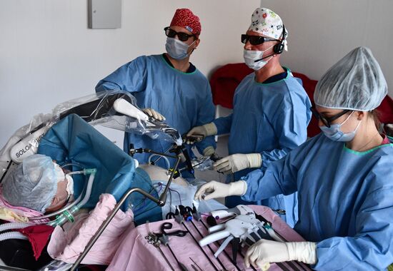 Лапароскопическая операция с роботизированным ассистентом хирурга