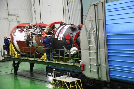 Корабль "Союз МС-18" доставлен на космодром Байконур 