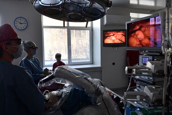 Лапароскопическая операция с роботизированным ассистентом хирурга