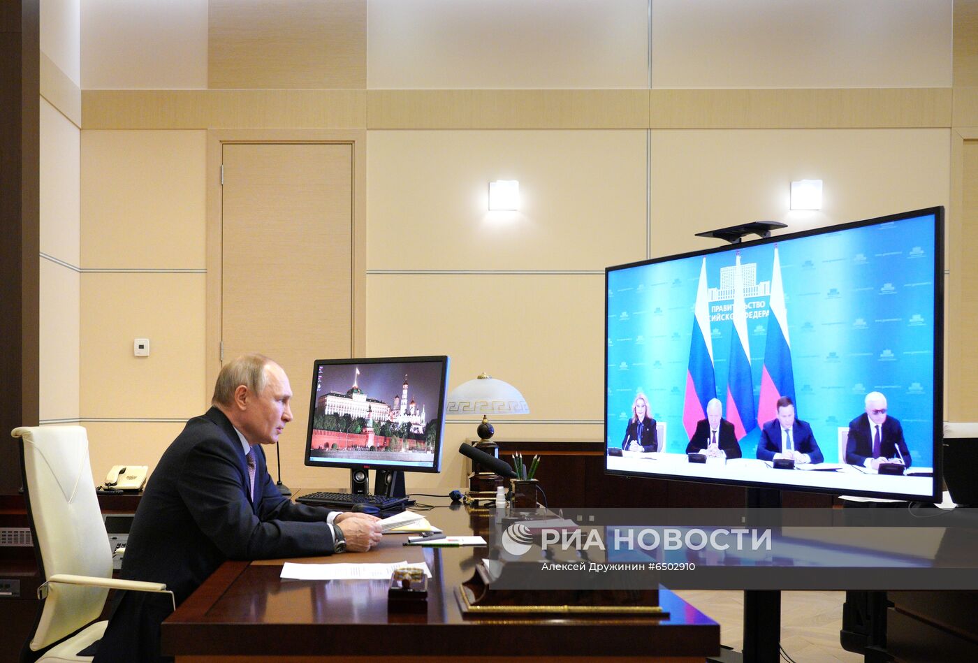Президент РФ В. Путин принял участие в церемонии подписания соглашения между объединениями профсоюзов, работодателей и правительством РФ