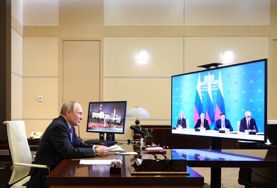Президент РФ В. Путин принял участие в церемонии подписания соглашения между объединениями профсоюзов, работодателей и правительством РФ
