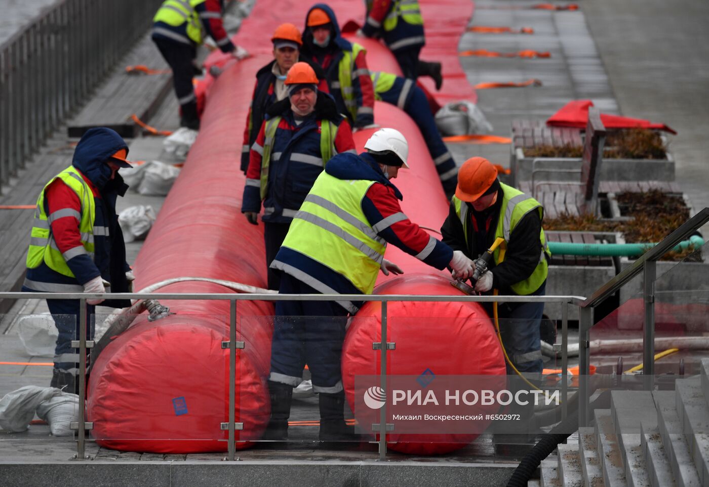 Установка водоналивных бонов у парка "Зарядье"