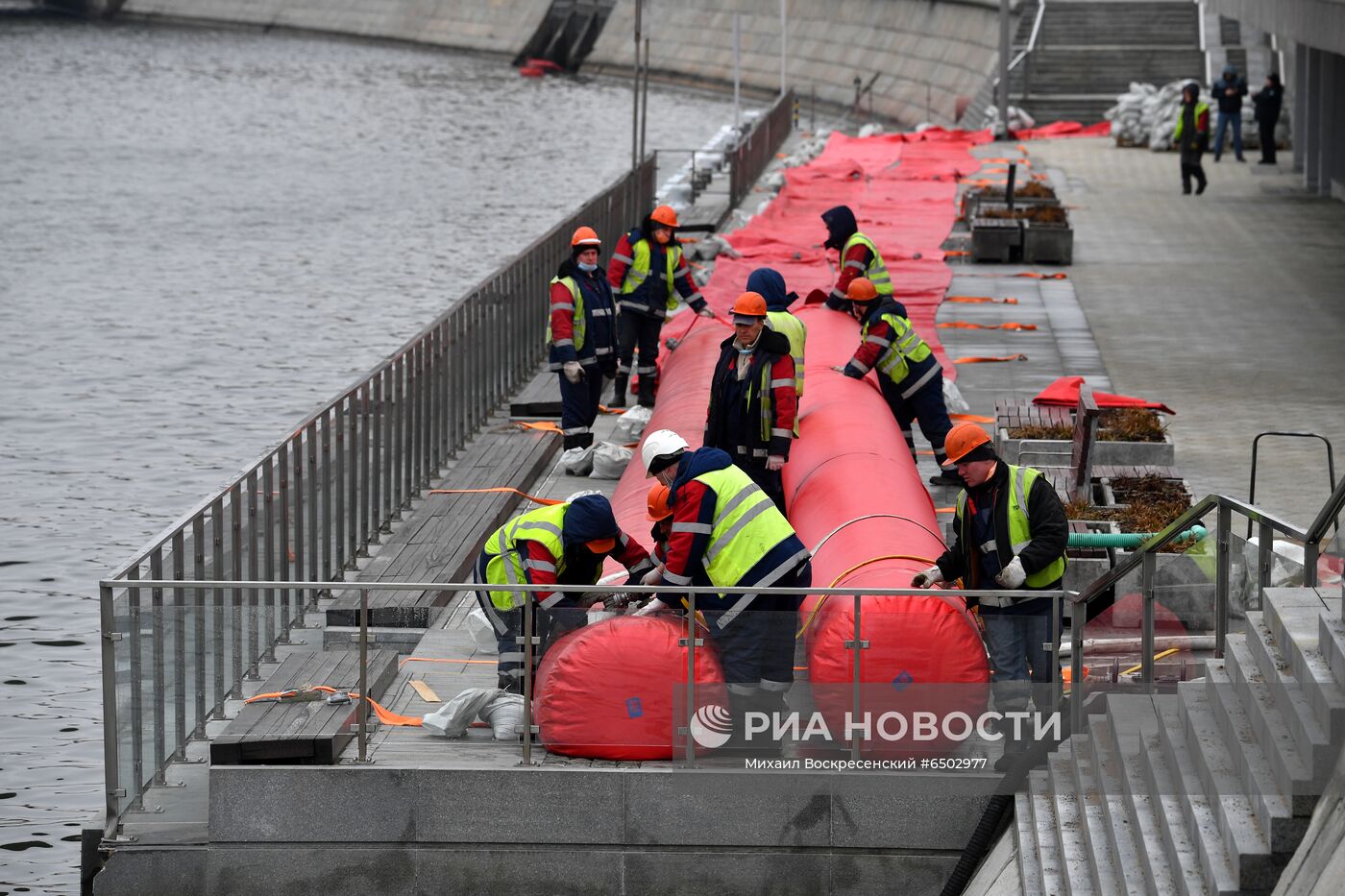 Установка водоналивных бонов у парка "Зарядье"