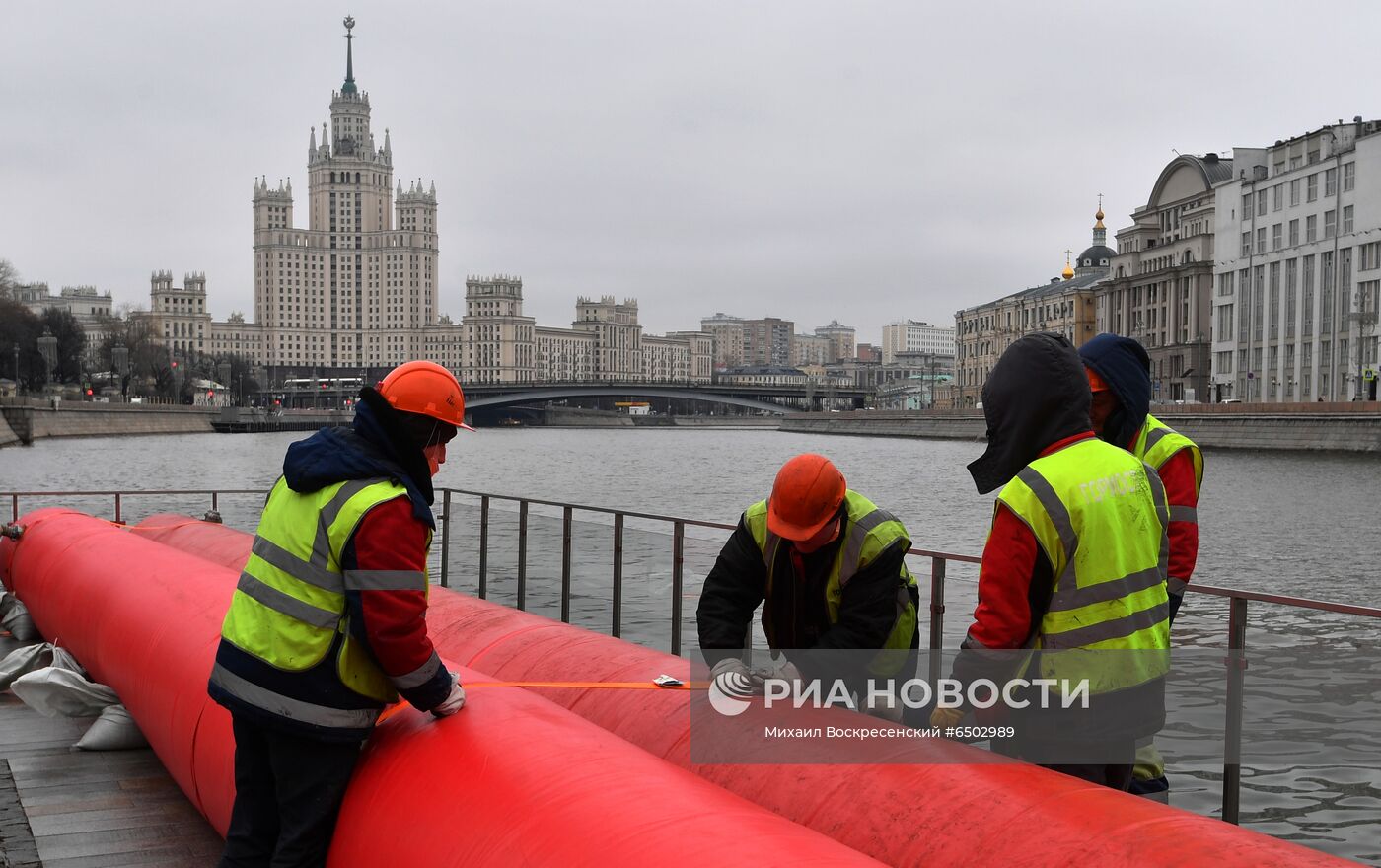 Установка водоналивных бонов у парка "Зарядье"