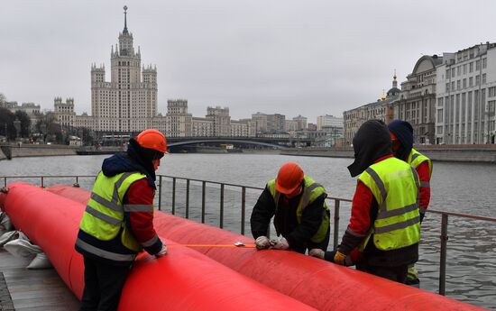 Установка водоналивных бонов у парка "Зарядье"