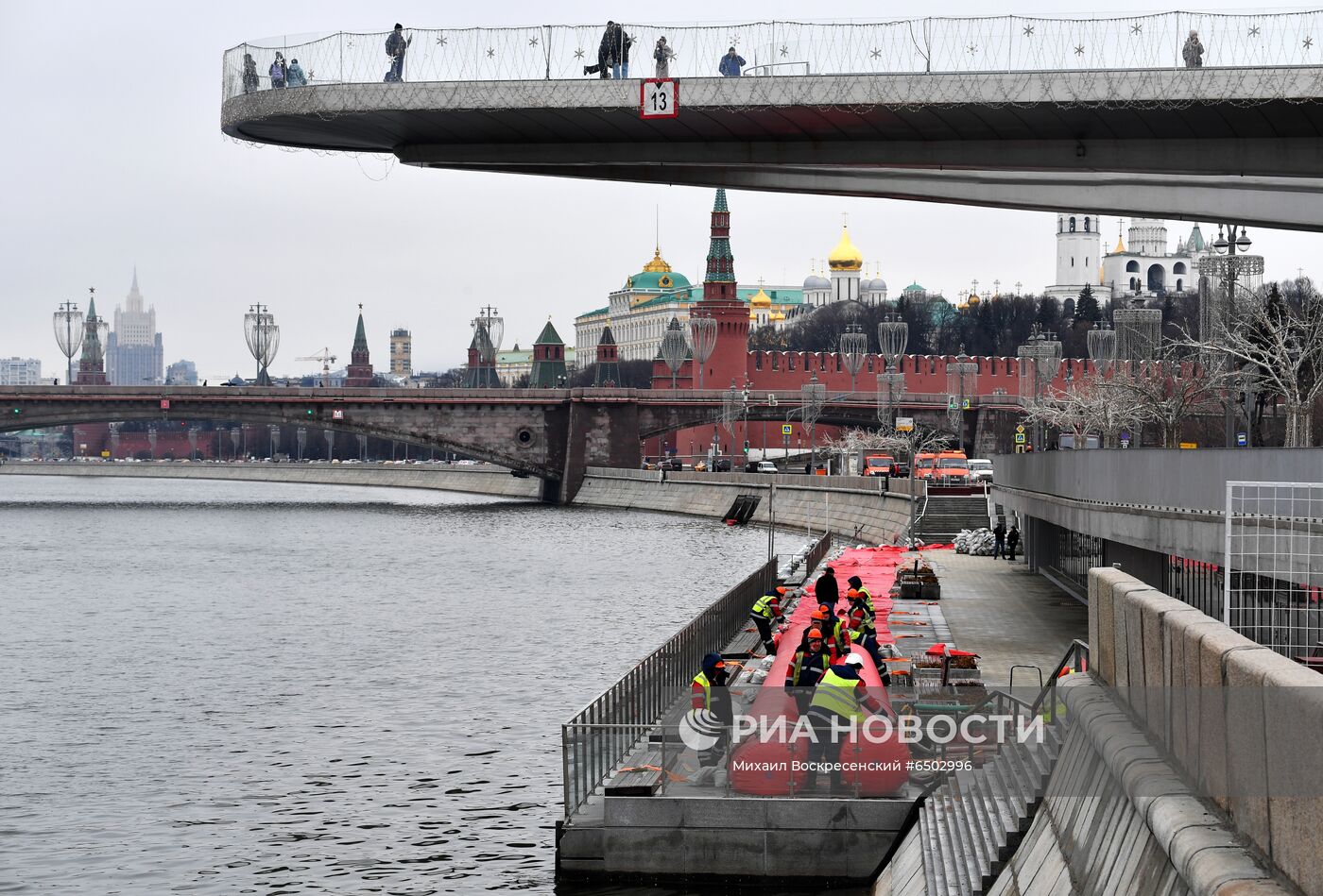 Установка водоналивных бонов у парка "Зарядье"