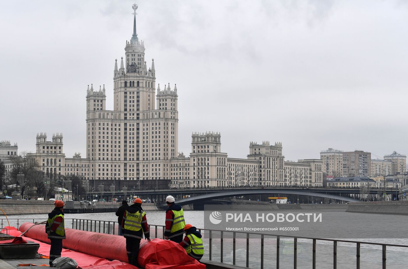 Установка водоналивных бонов у парка "Зарядье"