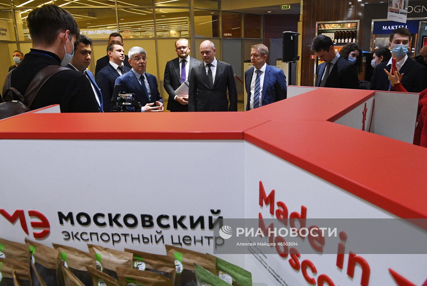 Презентация стендов с продукцией московских производителей в магазине Duty Free в Шереметьево 