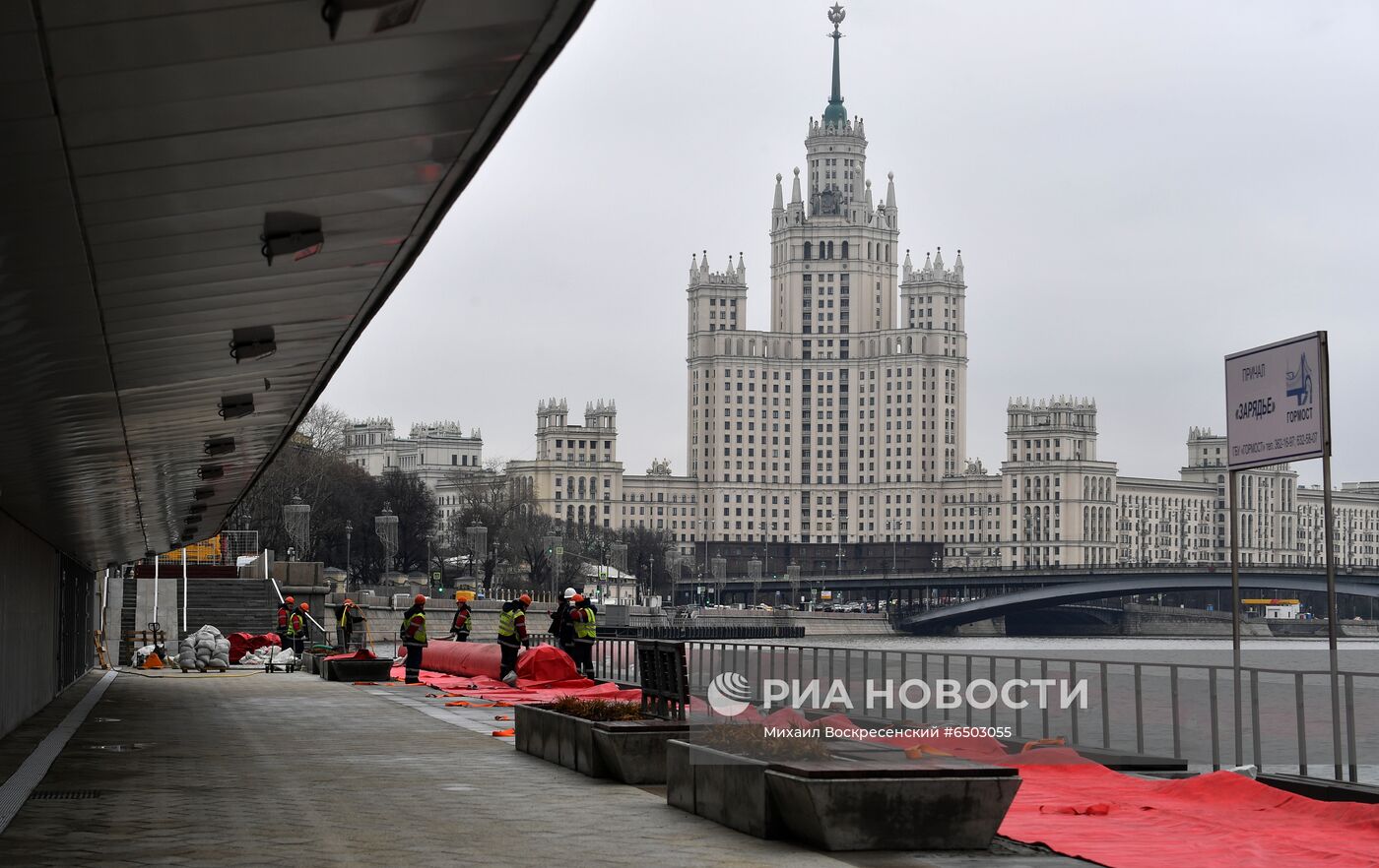 Установка водоналивных бонов у парка "Зарядье"