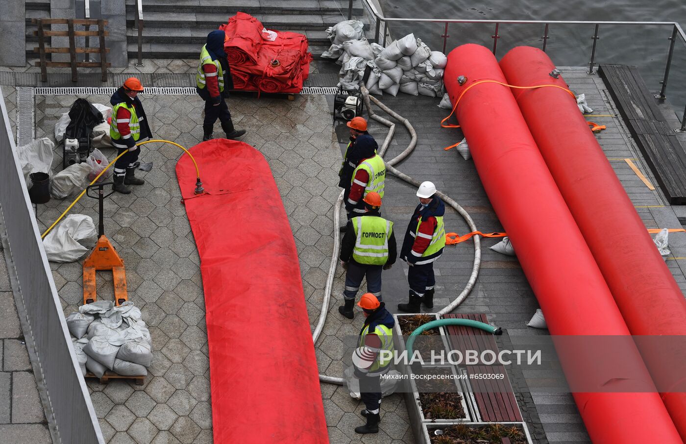 Установка водоналивных бонов у парка "Зарядье"