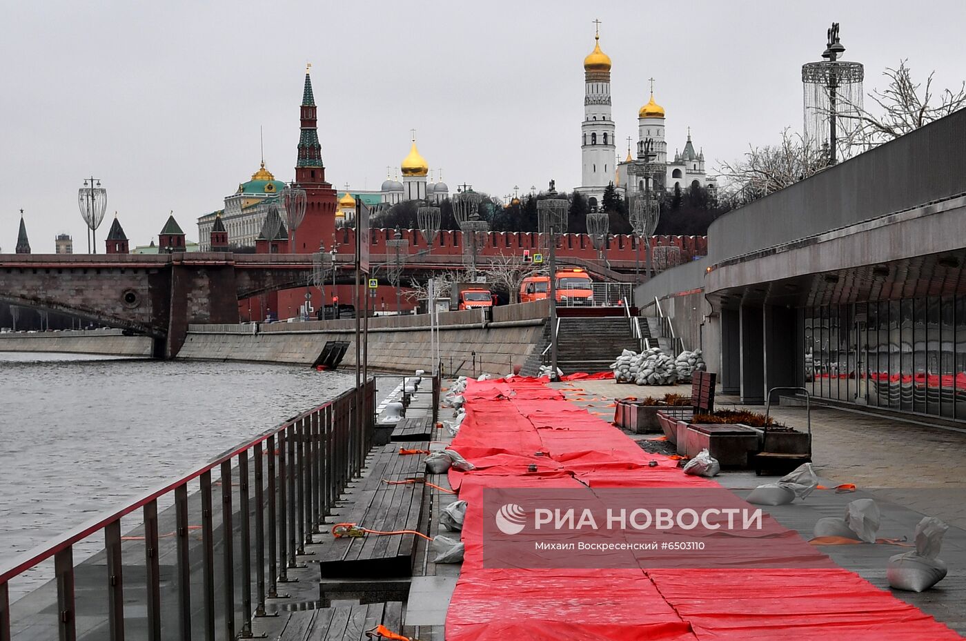 Установка водоналивных бонов у парка "Зарядье"