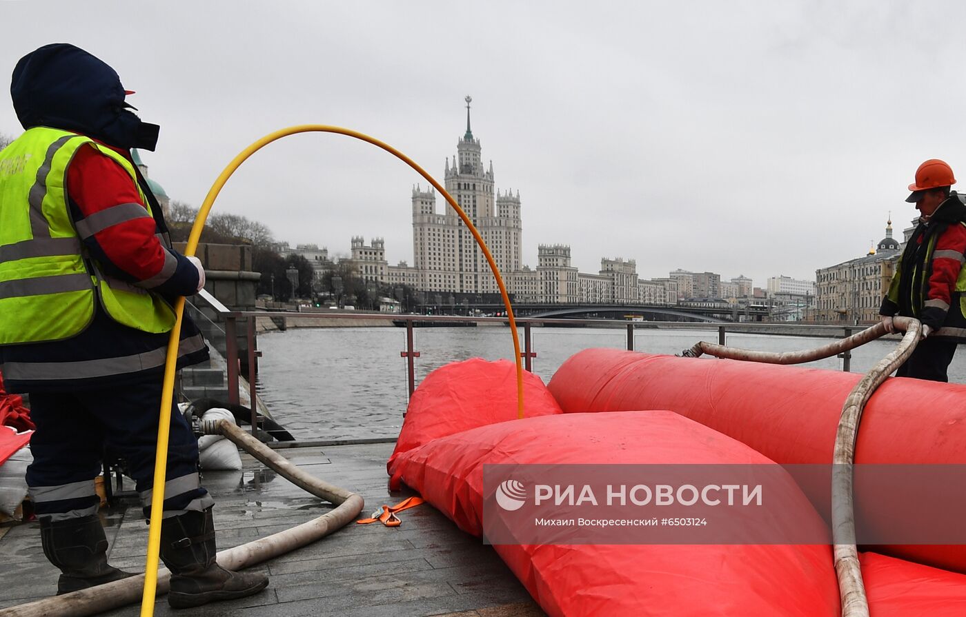 Установка водоналивных бонов у парка "Зарядье"