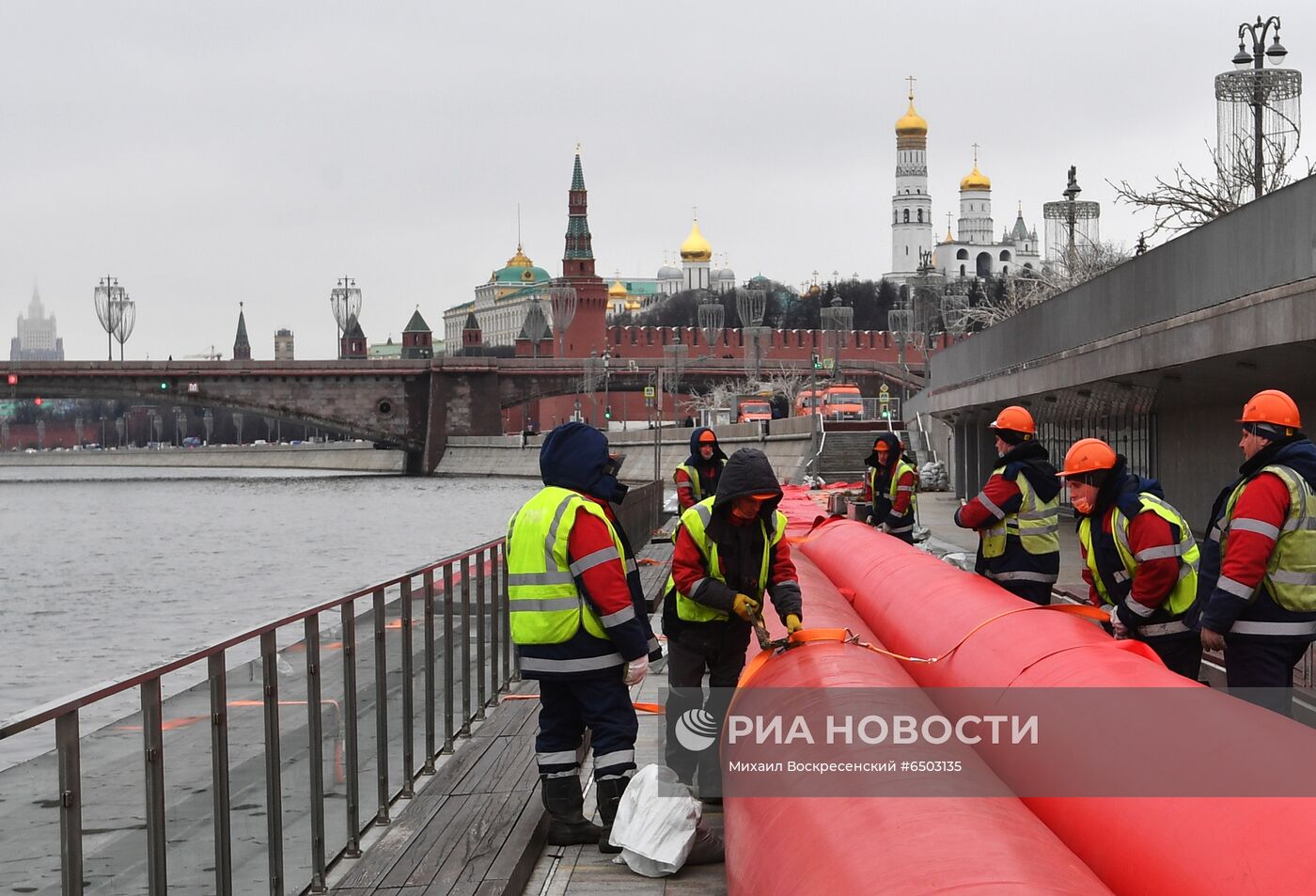 Установка водоналивных бонов у парка "Зарядье"