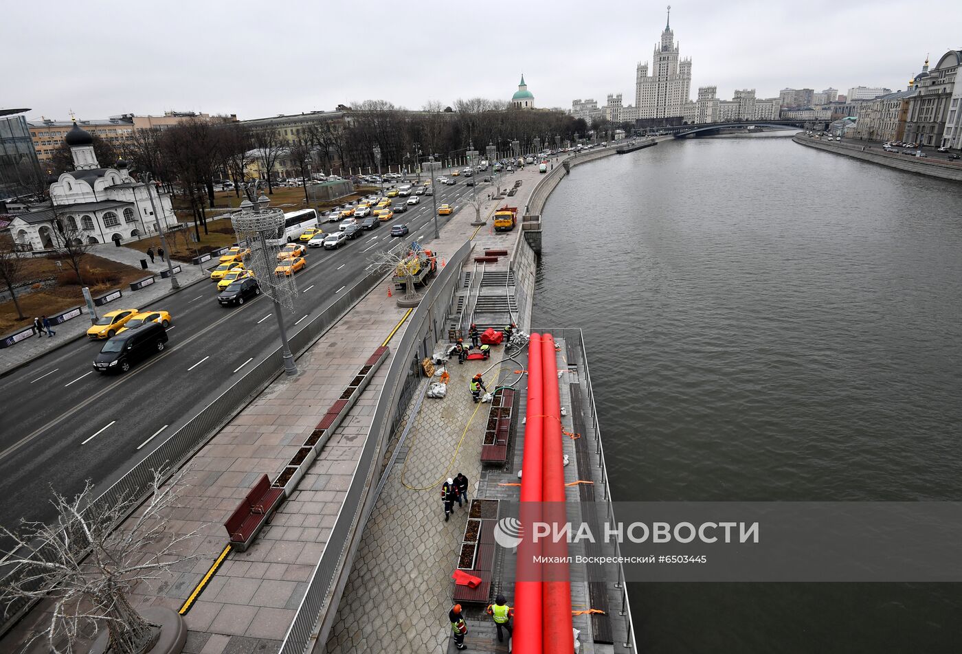 Установка водоналивных бонов у парка "Зарядье"