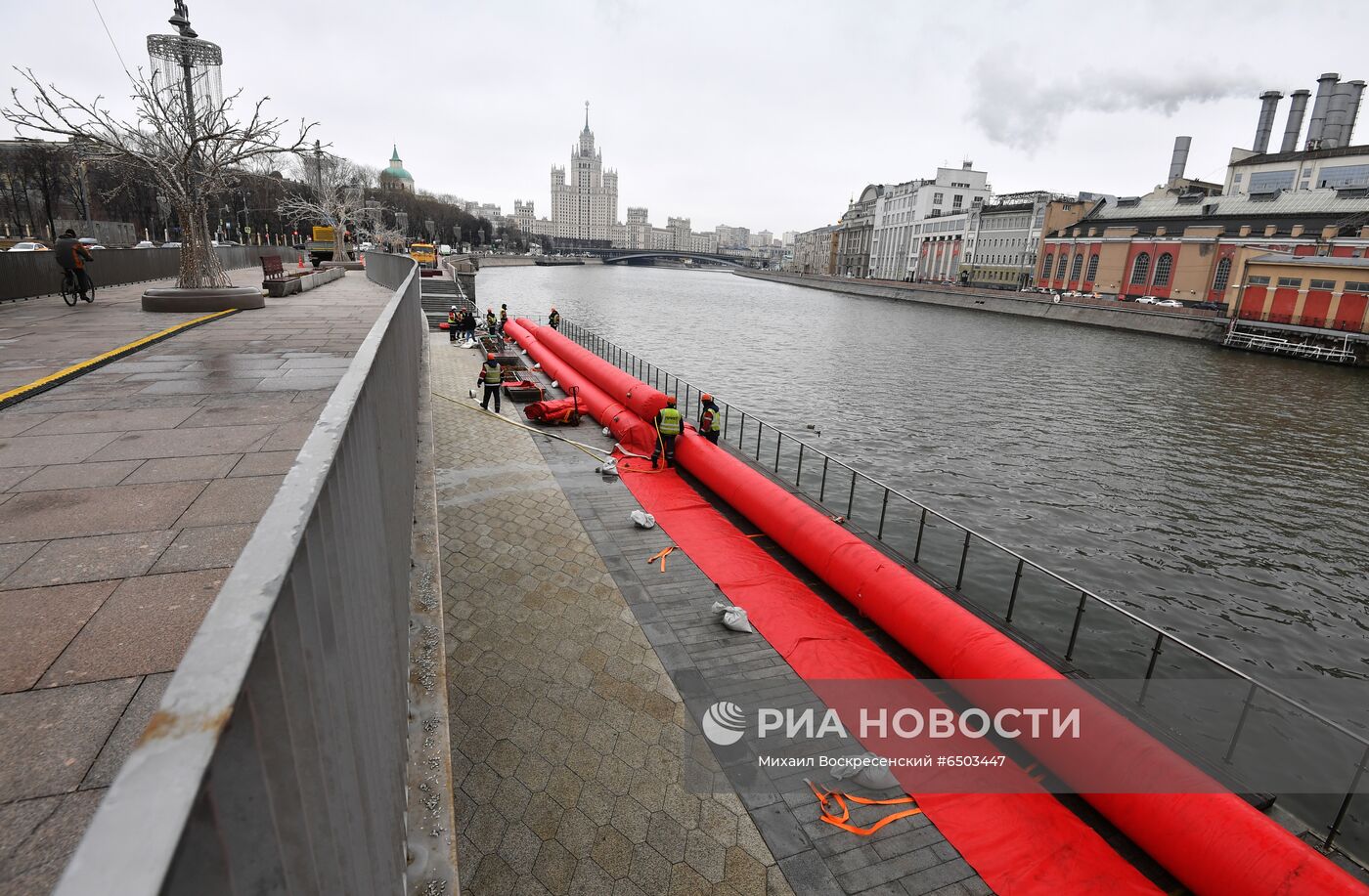 Установка водоналивных бонов у парка "Зарядье"