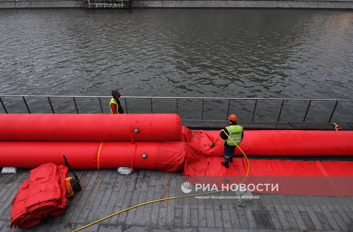 Установка водоналивных бонов у парка "Зарядье"