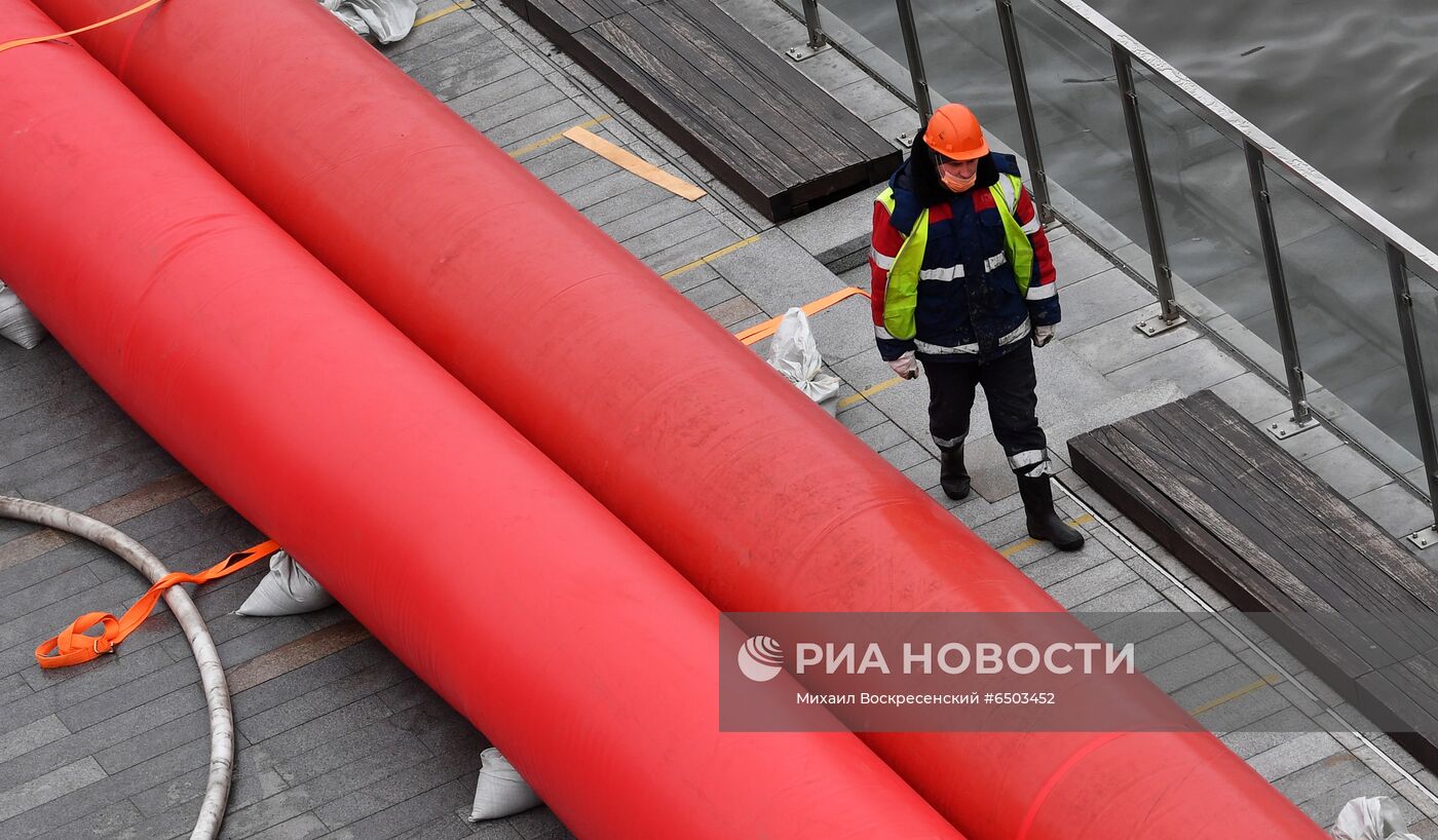 Установка водоналивных бонов у парка "Зарядье"