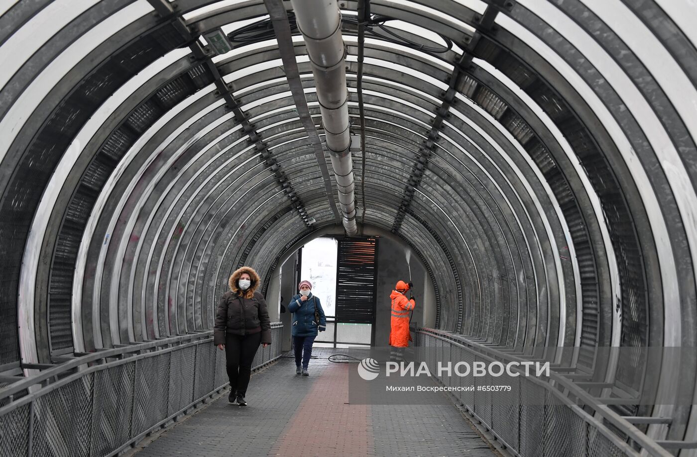 Промывка стеклянных пешеходных переходов в Москве