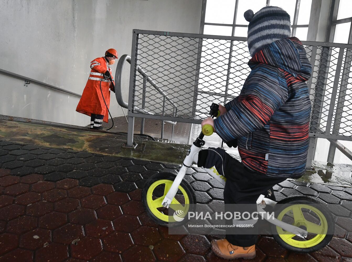 Промывка стеклянных пешеходных переходов в Москве