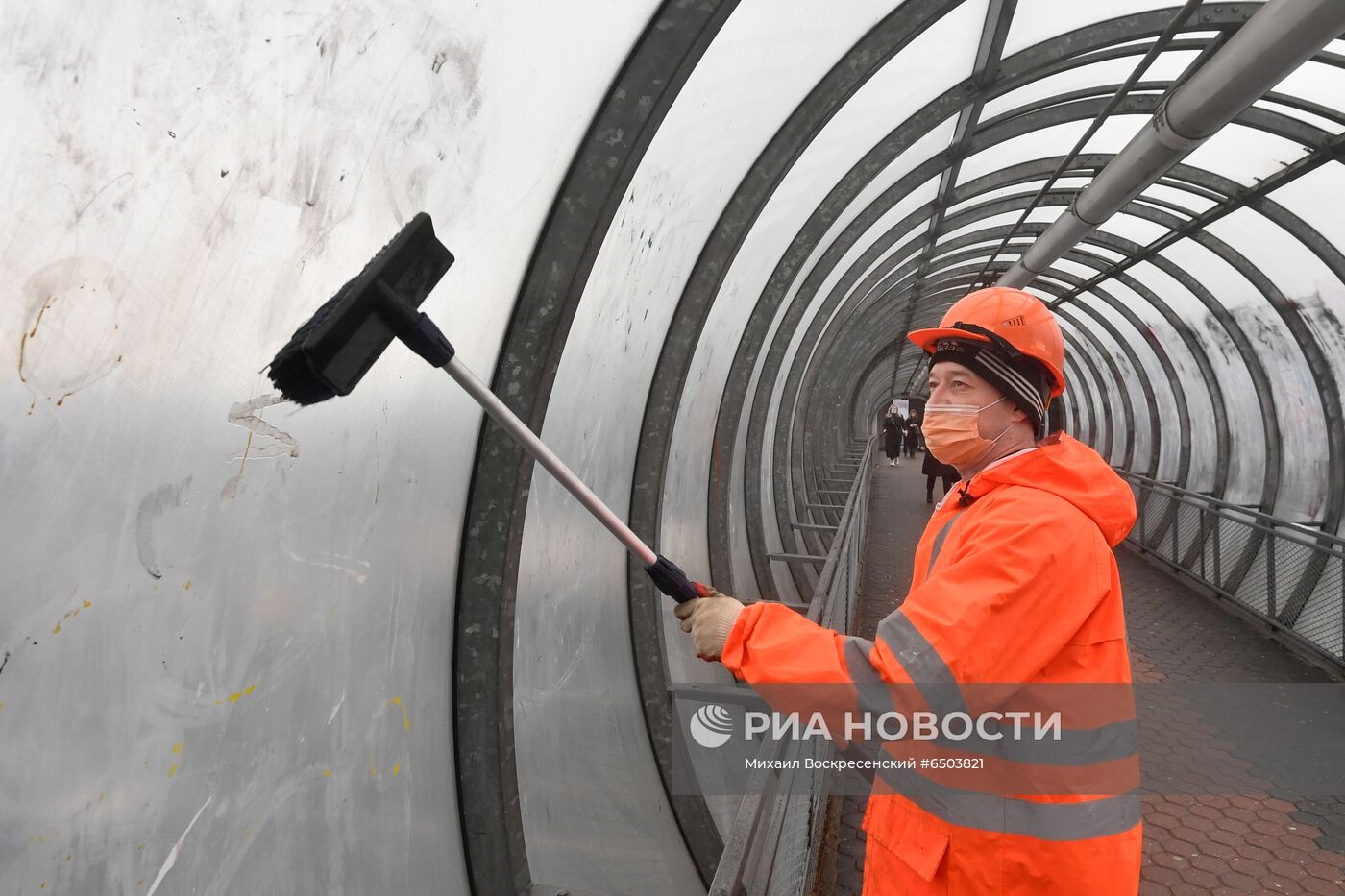 Промывка стеклянных пешеходных переходов в Москве