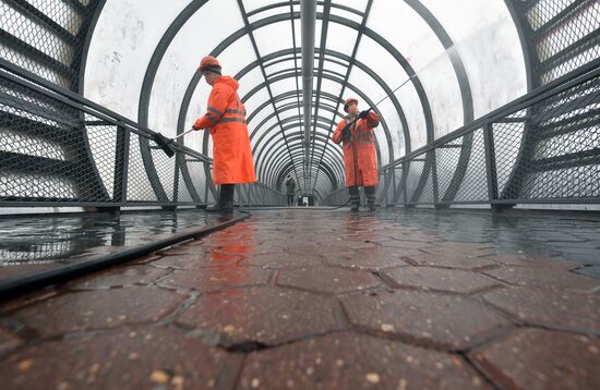 Промывка стеклянных пешеходных переходов в Москве