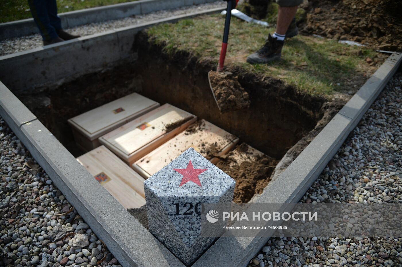 Церемония захоронения останков солдат Красной армии в Польше