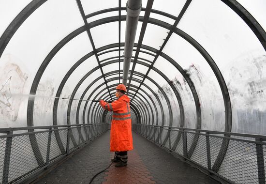 Промывка стеклянных пешеходных переходов в Москве