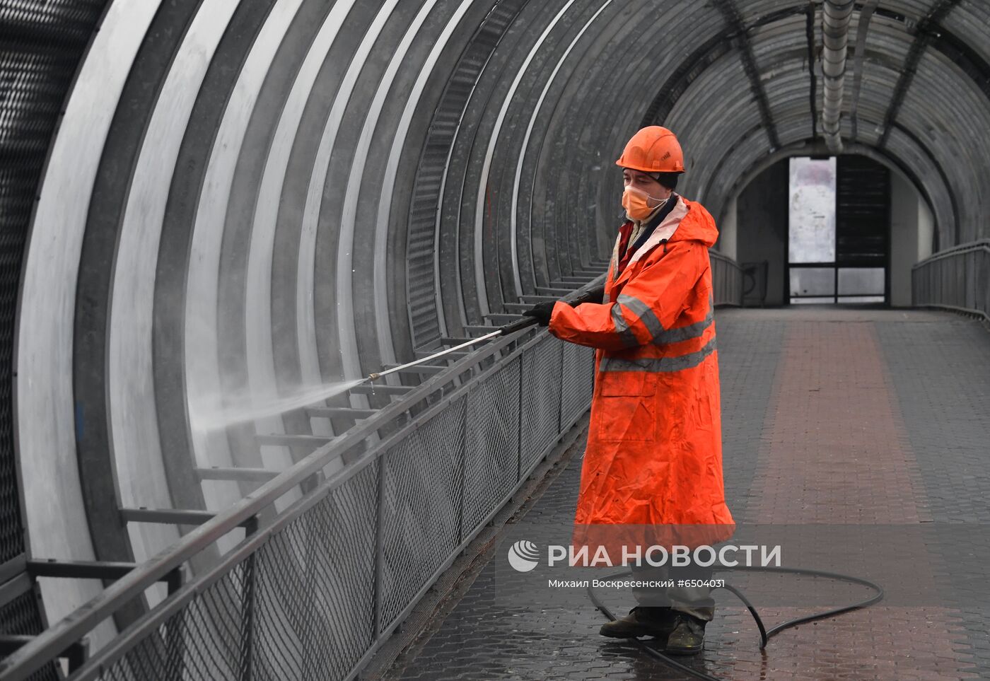 Промывка стеклянных пешеходных переходов в Москве