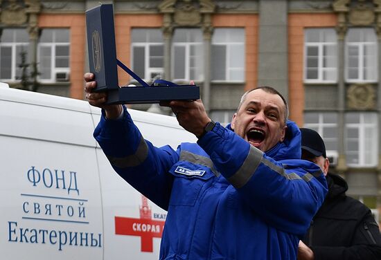 Передача Екатеринбургу машин скорой помощи Фондом святой Екатерины