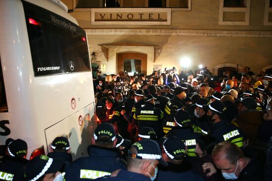Акция протеста против В. Познера в Грузии