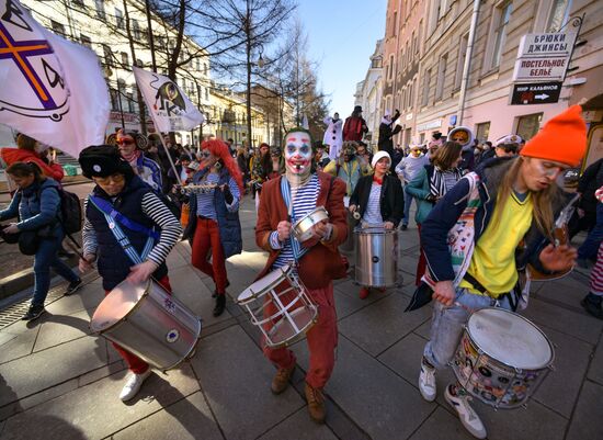 Шествие городских театров на улицах Санкт-Петербурга