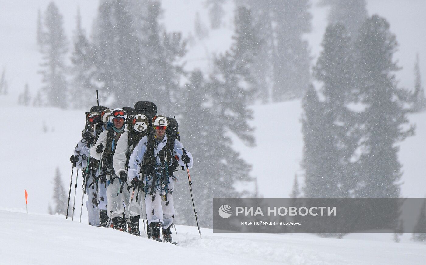 Участники всеармейского этапа конкурса полевой выучки горных подразделений в зимних условиях "Саянский марш" во время соревнования в лыжном марш-броске в горной местности в Красноярском крае. Место: Россия, Красноярский край. Автор: Илья Наймушин/РИА Новости. Всеармейский конкурс по ски-альпинизму "Саянский марш" в Красноярском крае