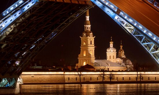 Тестовая разводка Дворцового моста