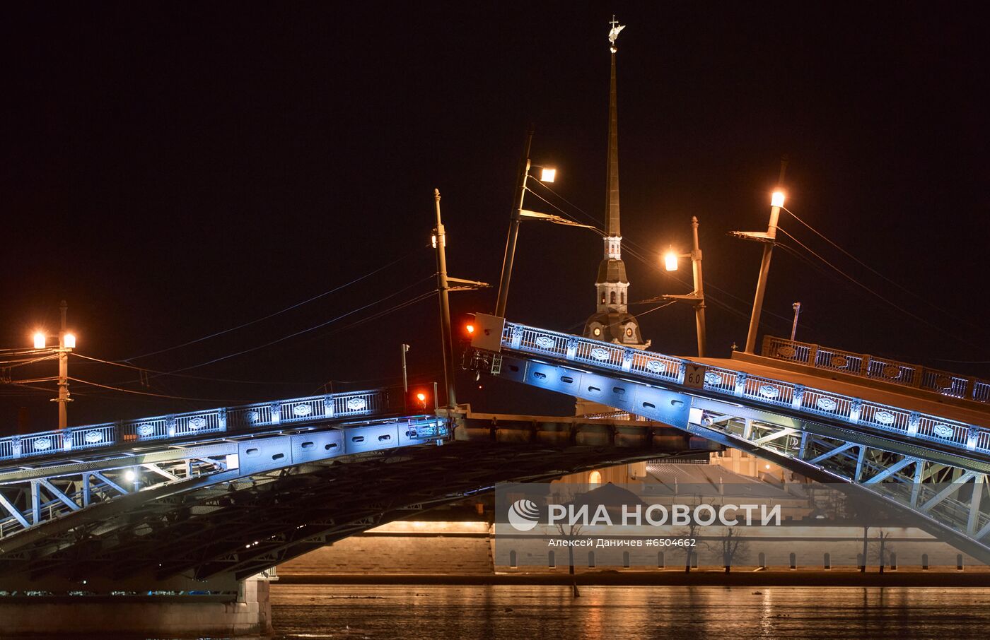 Тестовая разводка Дворцового моста