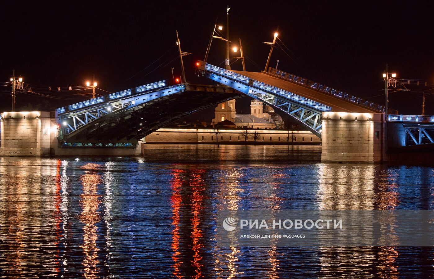 Тестовая разводка Дворцового моста