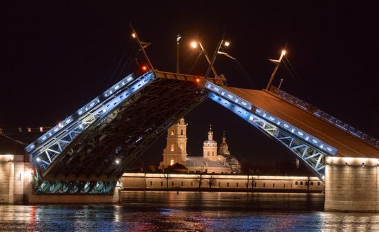 Тестовая разводка Дворцового моста