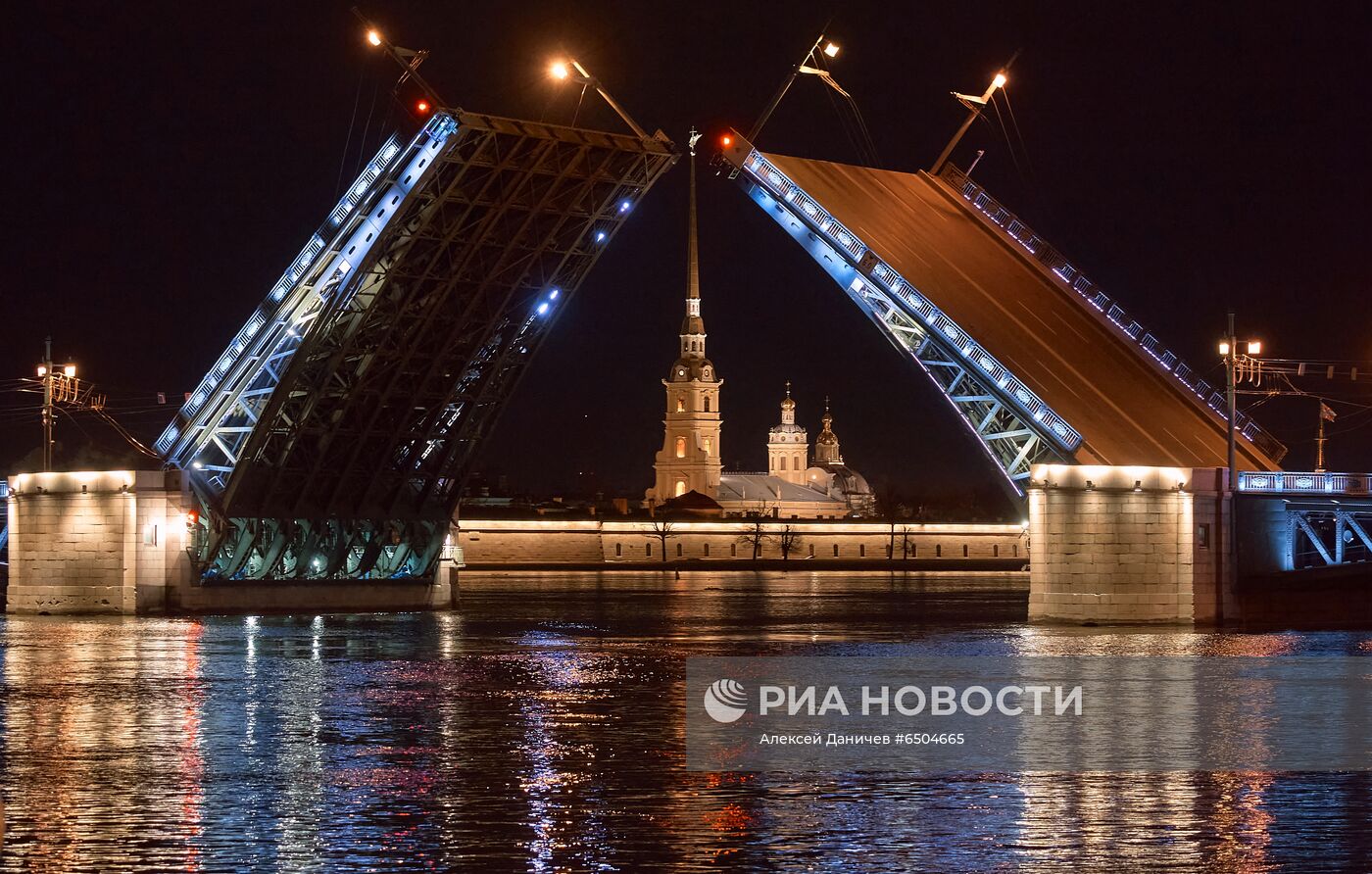 Тестовая разводка Дворцового моста