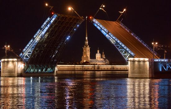 Тестовая разводка Дворцового моста