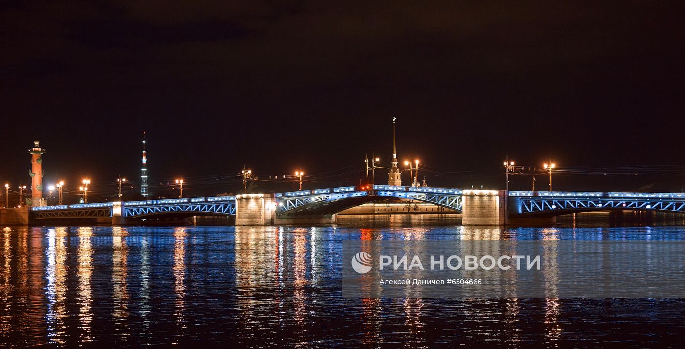 Тестовая разводка Дворцового моста