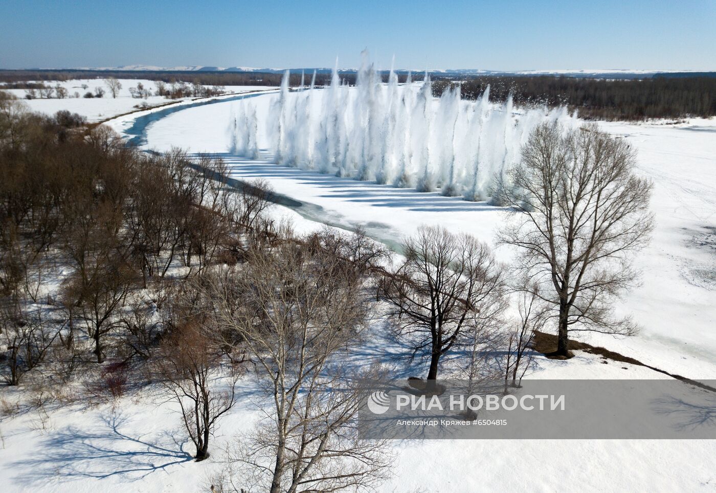 Противопаводковый подрыв льда на реке Бия в Алтайском крае