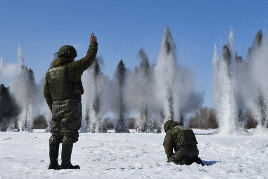 Противопаводковый подрыв льда на реке Бия в Алтайском крае