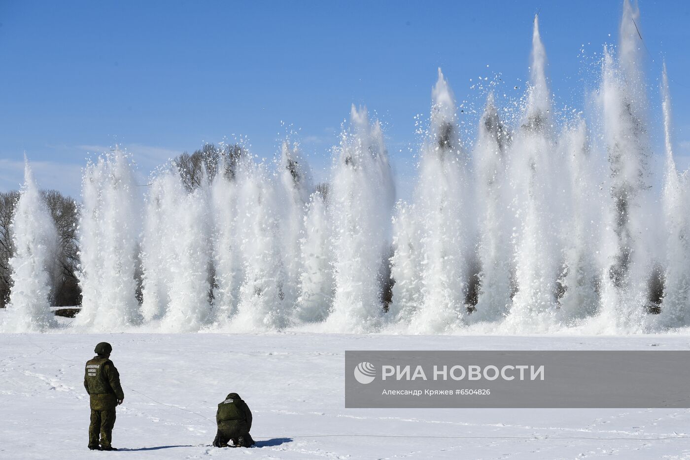 Противопаводковый подрыв льда на реке Бия в Алтайском крае